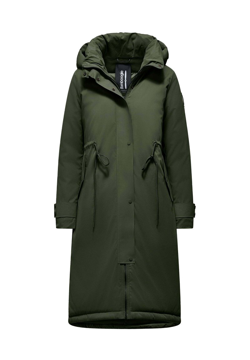 Cappotto lungo verde oliva con cappuccio, vita con coulisse, bottoni a pressione e polsini elastici. Realizzato in tessuto liscio e idrorepellente.