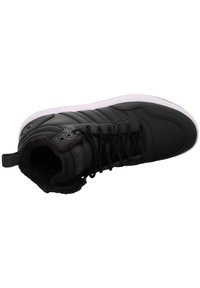 Sneaker alto nero con tomaia in pelle liscia, colletto imbottito, fodera in pelliccia grigia e suola in gomma bianca. Presenta allacciatura tradizionale e perforazioni.