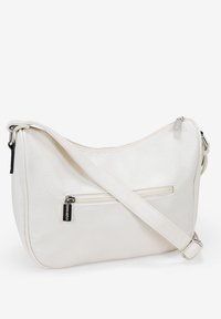 Bolso de hombro blanco de piel con una textura suave, forma curva y un bolsillo con cremallera en la parte frontal. Correa ajustable y acentos de hardware metálico.