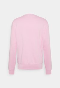 Sudadera de manga larga rosa claro vista desde atrás sobre un fondo blanco.
