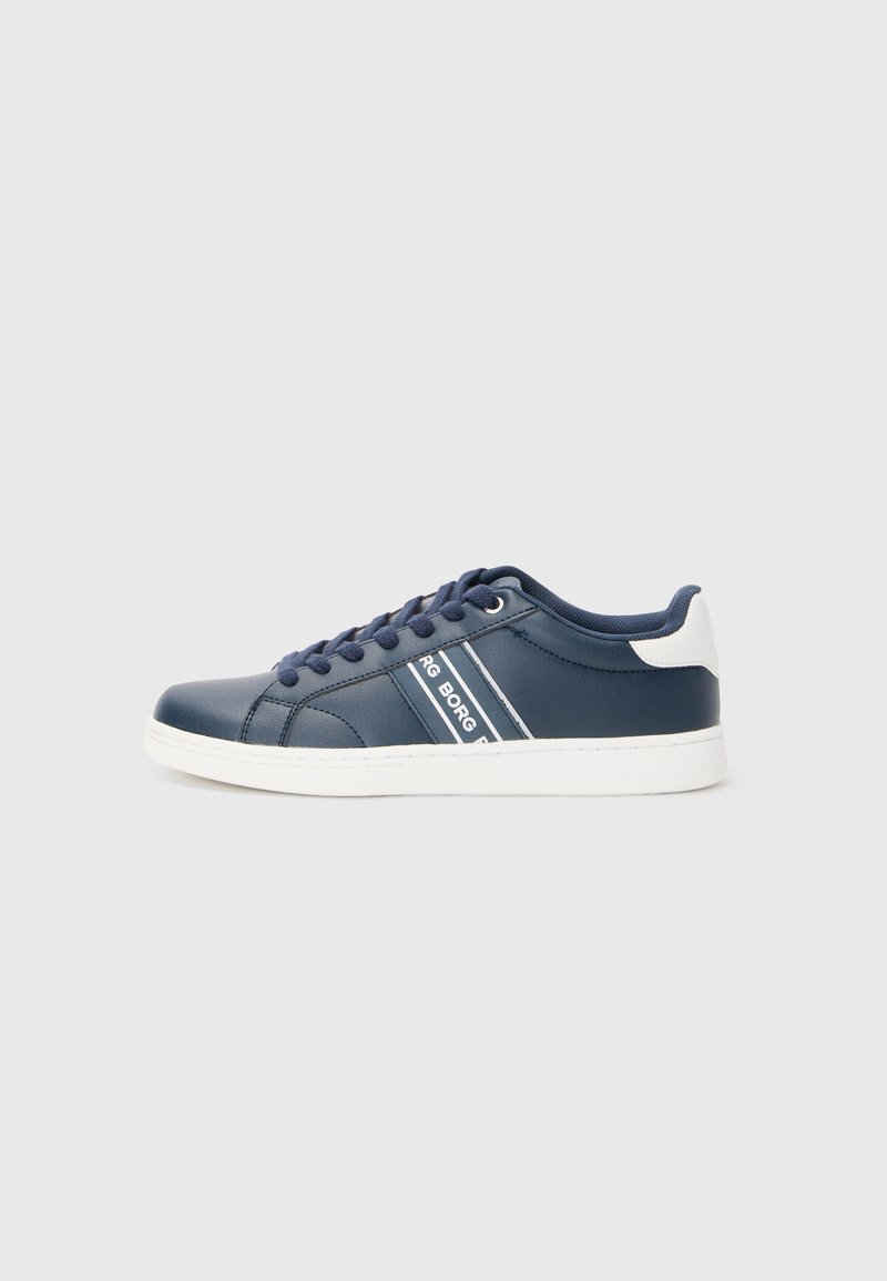 Navyblaue Low-Top-Sneaker mit weißer Sohle und Ferseneinsatz, navyblauen Schnürsenkeln und "BORG"-Text auf den Seitenstreifen.