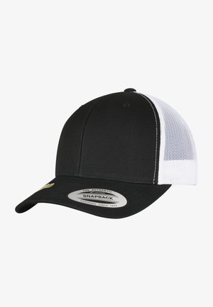 Fekete snapback sapka ívelt napellenzővel, fehér hálós hátsó panelekkel, és egy kör alakú matrica a márkáról az elején.