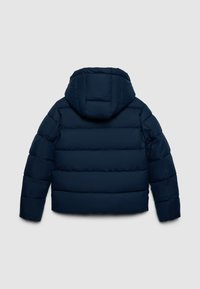 Giacca a vento imbottita blu navy con cappuccio, caratterizzata da sezioni imbottite orizzontali, maniche lunghe e una texture liscia e lucida.