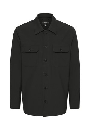 Zwart shirtjack gemaakt van een gladde stof. Heeft een knoopsluiting aan de voorkant, twee borstzakken met kleppen en lange mouwen.