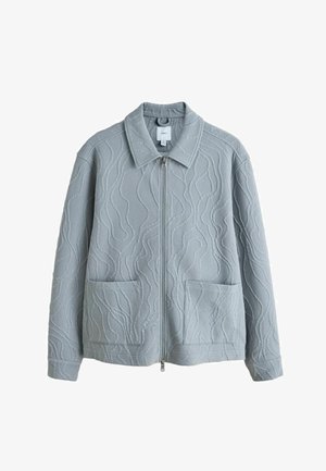Svijetlosiva jakna na patentni zatvarač s ovratnikom, dva prednja džepa i teksturirani uzorak valovitog pletenja na cijelom materijalu.