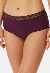 Burgundiska kvinnors hipsterunderkläder med spetsdetaljer vid midjan och benöppningarna, gjorda av ett mjukt, lätt tyg med en bekväm passform.