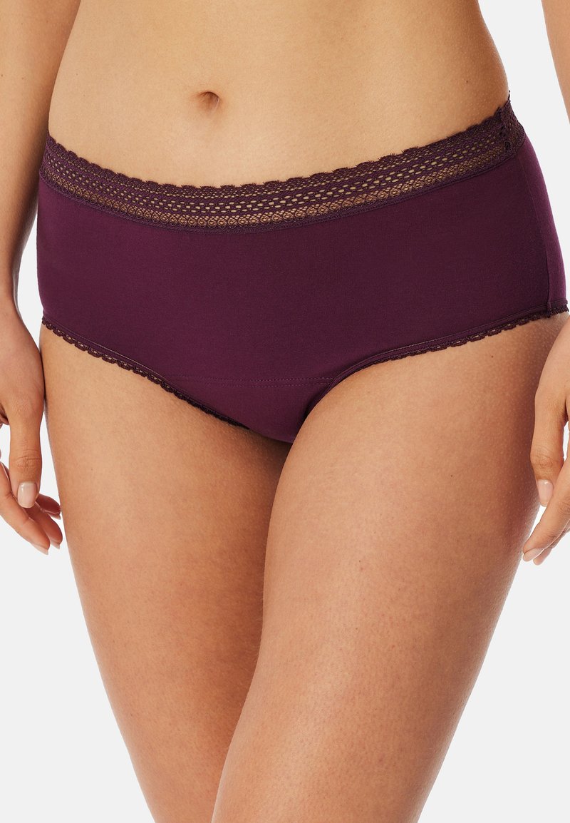 Burgundiska kvinnors hipsterunderkläder med spetsdetaljer vid midjan och benöppningarna, gjorda av ett mjukt, lätt tyg med en bekväm passform.