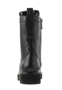 Bota de cuero negro con un acabado suave, cremallera trasera, parte superior con dobladillo, suela resistente y costuras reforzadas. Presenta un logo en la parte posterior.