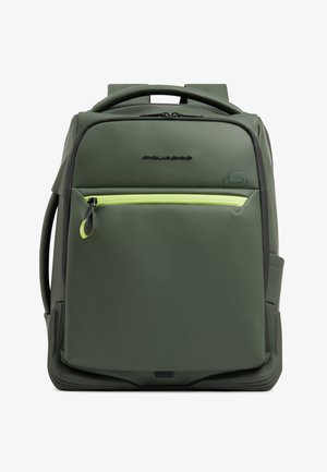Sac à dos rectangulaire vert avec poche avant zippée, logo de marque noir, poignée rembourrée et fermeture éclair vert néon sur fond blanc.