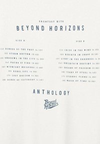 Couverture de disque vinyle présentant un fond blanc avec du texte noir listant des chansons. Titre "Au-delà des horizons" affiché en gros. Design simple.