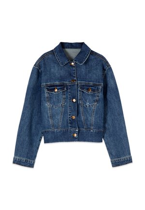 Niebieska kurtka dżinsowa z długimi rękawami, zapinana na guziki z przodu, dwie kieszenie na piersi z patkami na guziki oraz klasycznym kołnierzem na białym tle.