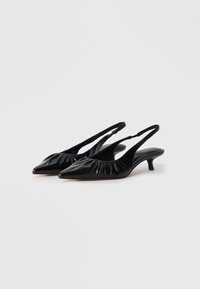 Mustat nahkaiset slingback-kengät, joissa on teräväkärkinen muoto, poimuttava etuosan design ja matala kitten-korko. Sileä pinta ja minimaalinen varustelu.