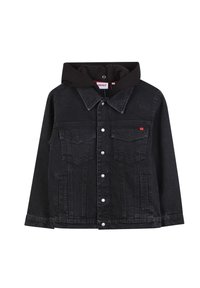 Zwarte denimjack met een zwarte capuchon, frontzakken, drukknoopsluiting en een klein rood label op de borst. Gestructureerd ontwerp en getextureerde stof.