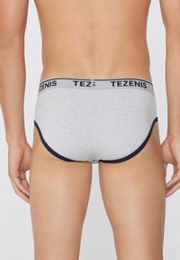 Szare bawełniane bokserki z czarnym pasem w rozmiarze, ozdobionym brandingiem "TEZENIS", wykończone granatowym akcentem, z dopasowanym krojem i gładką teksturą.