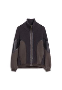 Gebreide zip-up jas met hoge kraag, gemaakt van donkergrijs materiaal, met leren accenten op de schouders en geribbelde boorden voor textuur.