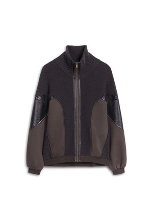 Chaqueta de punto con cierre de cremallera y cuello alto, fabricada en un tejido gris oscuro, con detalles de cuero en los hombros y puños acanalados para añadir textura.