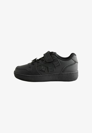 Fekete alacsony szárú sneaker tépőzáras pánttal, fűzőkkel és Minecraft témájú gumi foltokkal az oldalon, kívülről mutatva.