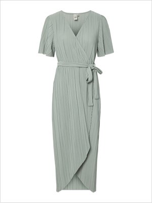 Robe portefeuille jusqu'aux genoux, de couleur vert doux, à manches courtes, avec des plis verticaux, un col en V et une ceinture nouée à la taille. La longueur arrive juste en dessous du genou.