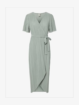 Knielange, zacht groene wikkeljurk met korte mouwen, verticale plooien, een V-hals en een strikceintuur in de taille. De lengte valt net onder de knie.