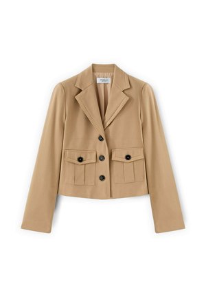 Beiger kurzer Blazer mit drei schwarzen Knöpfen, zwei vorderen Pattentaschen mit Knöpfen und einem Reverskragen mit Kerbe.