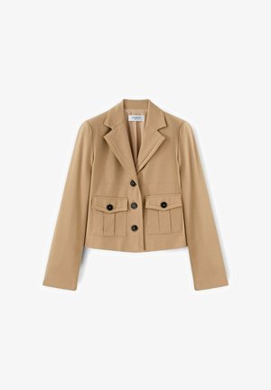Beiger kurzer Blazer mit drei schwarzen Knöpfen, zwei vorderen Pattentaschen mit Knöpfen und einem Reverskragen mit Kerbe.