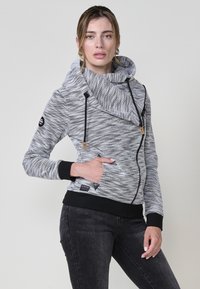 Szürke és fekete, kapucnis, cipzáras pulóver, textúrált anyagból, oldalsó zsebekkel és kontrasztos bordás mandzsettával és aljjal.