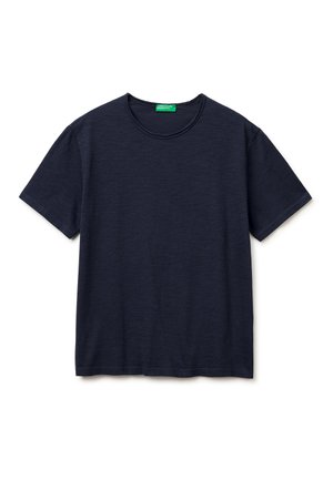 Einfaches dunkelmarineblaues T-Shirt mit kurzen Ärmeln und Rundhalsausschnitt, flach auf weißem Hintergrund liegend.