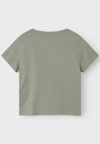 Camiseta corta de manga corta en suave algodón verde olivo. Cuello redondo con costura sencilla. Textura suave, sin patrones ni gráficos visibles.