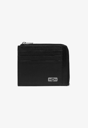 Portafoglio in pelle nera con chiusura a zip, più scomparti per carte e un accento con logo argentato. Texture liscia e design rettangolare minimalista.