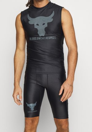 Mann trägt schwarzes ärmelloses Kompressionsshirt und Shorts mit Bullenlogo und dem Schriftzug „BLOOD. SWEAT. RESPECT.“ auf Brust und Oberschenkel.