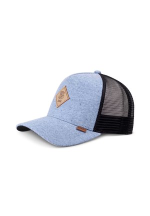 Hellblauer Stoff und schwarze Mesh-Trucker-Cap mit gebogenem Schirm und braunem, diamantförmigem Logo-Patch auf dem Frontpanel.