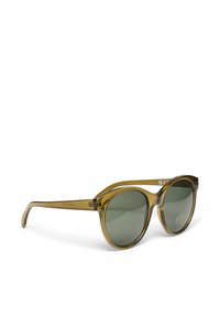 Lunettes de soleil rondes avec des verres vert olive, monture transparente teintée d'olive et texture lisse. Détails remarquables sur les branches, indiquant une protection UV.