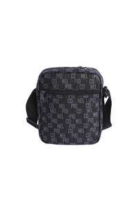 Bolso de hombro negro con patrón de texto repetido. Forma rectangular, textura suave, cierre superior con cremallera y correa ajustable.
