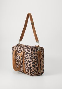 Borsa tote con stampa leopardata, manici marroni, forma rettangolare, tessuto morbido, tasca frontale con zip e doppio manico superiore per il trasporto.