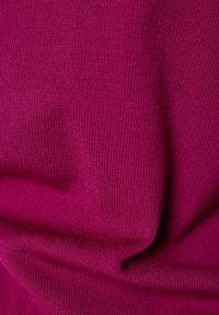 Fuchsia Strickstoff mit einem strukturierten Rippenmuster, das eine glatte, weiche Textur mit leichtem Fall und subtiler Transparenz zeigt.