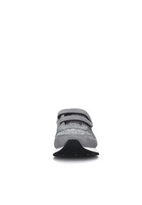 Scarpa da ginnastica grigia con due cinturini regolabili in Velcro, tomaia in tessuto argentato texture, e suola nera. Design con punta arrotondata.