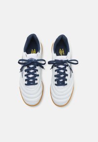 Umbro TOCCO IV CLUB IC - Futbola apavi iekštelpām - white/poseidon/blazing yellow