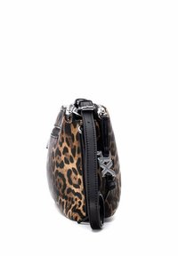 Bolso de mano con estampado de leopardo y acentos negros, que presenta un material texturizado, herrajes en plata y una forma curva y elegante. Incluye una correa ajustable.