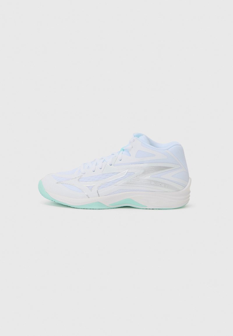 Zapatilla deportiva alta de malla blanca con acentos en azul claro. Presenta una suela acolchada y un diseño elegante con paneles transpirántes.