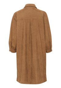 Robe chemise en velours côtelé marron avec un col, des poignets boutonnés et un pli dans le dos. Design mi-long avec une texture lisse.