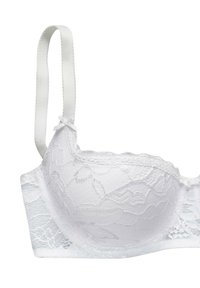 Balta nėriniuota liemenėlė su lengvai paminkštintu puodeliu, banguotais kraštais ir reguliuojamomis satino petnešėlėmis. Nėriniai turi gėlių raštą ir yra lygūs.