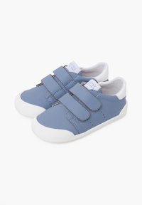 Blaue Ledersneaker mit weißen Gummisohlen, ausgestattet mit zwei Klettverschlussriemen, runder Zehenpartie und dezenten Perforationen an den Seiten.