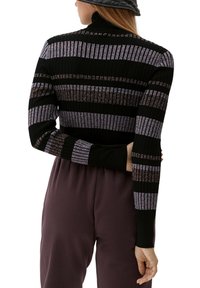 Maglione lavorato a maglia nero con texture a costine e strisce metalliche e opache alternate in viola e bronzo. Collo alto e maniche aderenti.