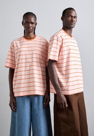 OVER UNISEX - T-shirts med print - pink