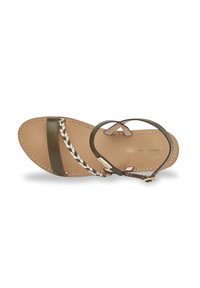 Sandal in pelle marrone con cinturini verde oliva, caratterizzata da un motivo intrecciato bianco. Suola piatta con dettagli cuciti e un tocco di hardware dorato.