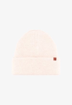 Lichtroze gebreide beanie met verticale ribbels, een omgeslagen boord en een klein bruin leren logo-label aan de zijkant. Zachte textuur.