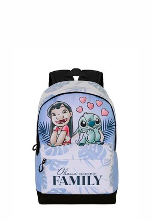Un sac à dos avec un tissu bleu clair, des personnages de dessin animé à l'avant et le texte "Ohana signifie FAMILLE." Fond noir, bretelles ajustables.