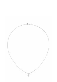 Collar de plata con una cadena delgada y un pequeño colgante geométrico que asemeja una piña, con detalles intrincados y un acabado pulido.