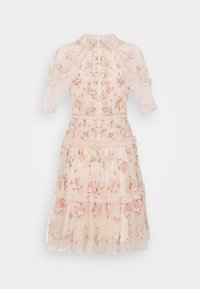 Robe brodée de fleurs en rose clair, avec des manches courtes à volants, une taille cintrée par une ceinture, et un design en tulle superposé avec des volants en cascade.