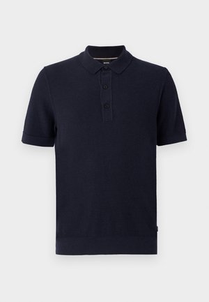 Tumesinine polo-särk, mis on valmistatud tekstuurilisest narmast kangast, sisaldab kaht nööpaukku ja ribakujulisi varrukaid ja serva. Lihtne ja modernne disain.